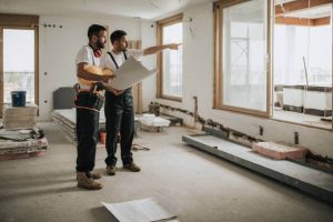تصویر مهندس‌ها در ساختمان برای بازسازی ساختمان